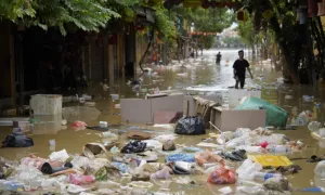 Phố cổ Hội An ngổn ngang sau lũ lịch sử