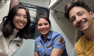 Khách nước ngoài mắc kẹt trên tàu do lũ ngập được giải cứu